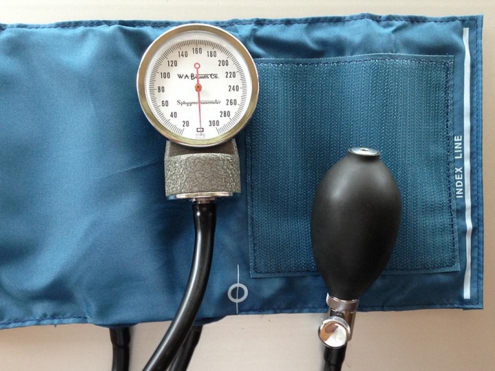 A partir de 140/90 o más se considera hipertensión arterial.
