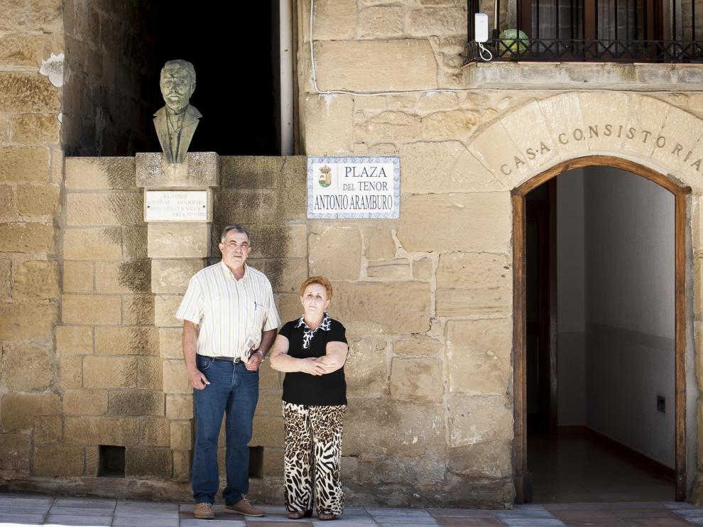 Jesús Sánchez y María Elena Martínez junto al busto de Antonio Aramburo