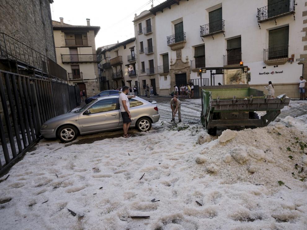 En 15 minutos. La granizada del pasado 23 de julio solo duró 15 minutos, tiempo suficiente para cubrir algunos rincones del pueblo con una capa de 20 centímetros de espesor de pedrisco de gran calibre. En la plaza del Marqués de Tosos, el Ayuntamiento utilizó un buldócer para retirar el granizo acumulado.