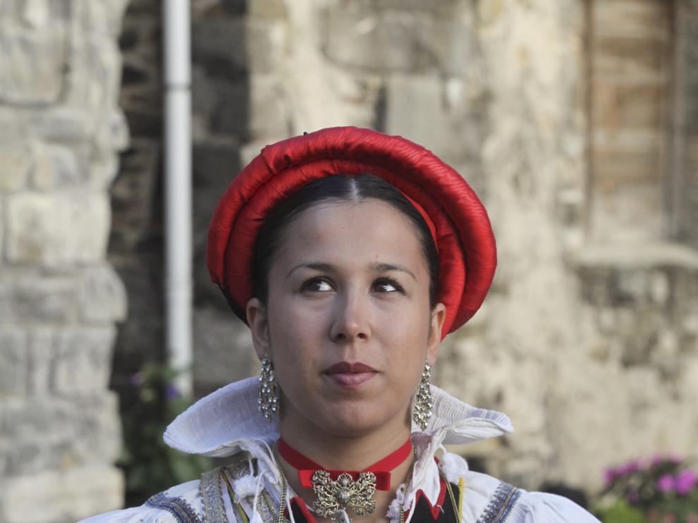 Una mujer con su traje regional ansotano, en una imagen de archivo.