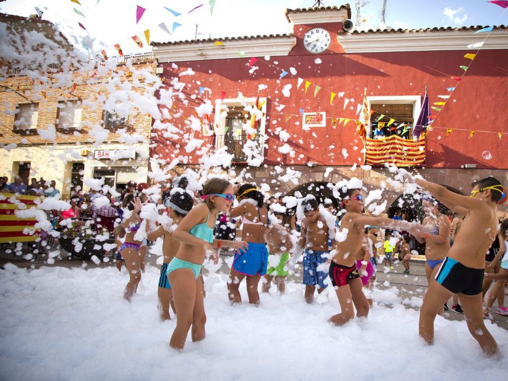 Los niños de El Frasno pudieron disfrutar ayer de una fiesta de la espuma tras el chupinazo infantil en la plaza de la Constitución.