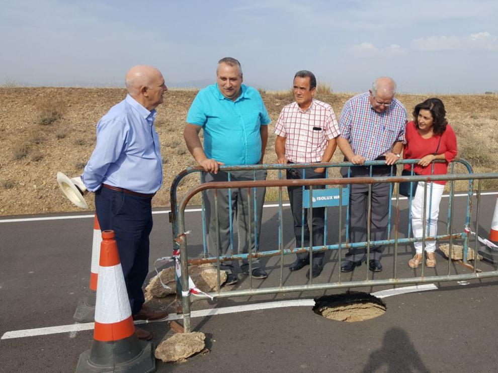 Sánchez Quero en el centro, ayer, en la carretera, junto a otros representantes políticos.