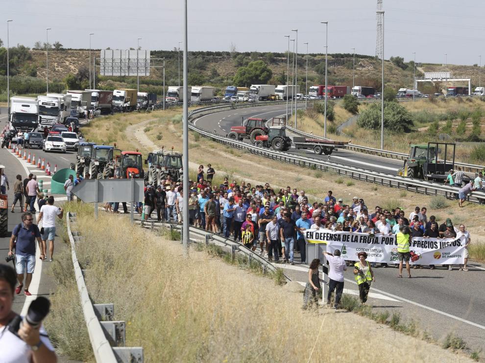 Los manifestantes cortaron en tres ocasiones la A-2 en el límite entre Aragón y Cataluña.
