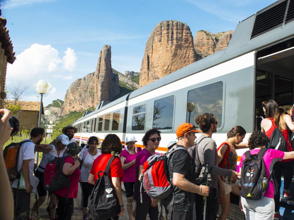 Los viajeros llegan en tren hasta el destino y comienzan el recorrido guiados por un geólogo.