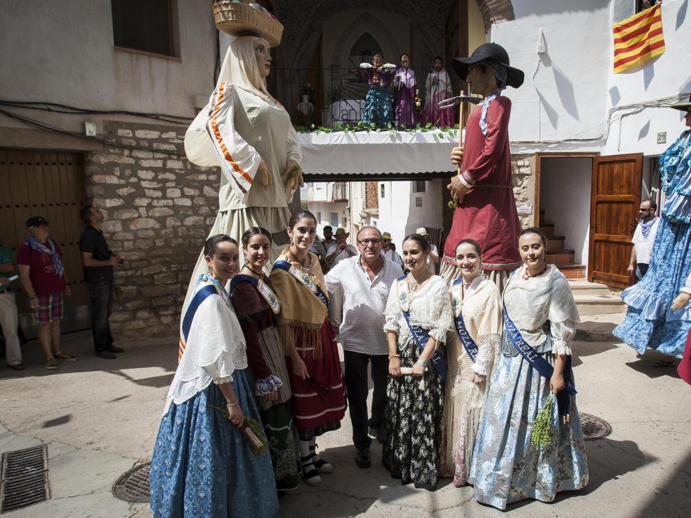 Gigantes de La Puebla de Híjar junto a las reinas y damas de las fiestas patronales, el pasado día 16.