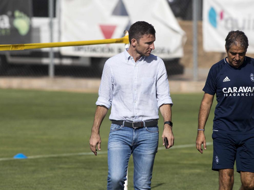El director deportivo, Lalo Arantegui, conversa con Natxo González, ayer en el entrenamiento matinal en la Ciudad Deportiva.