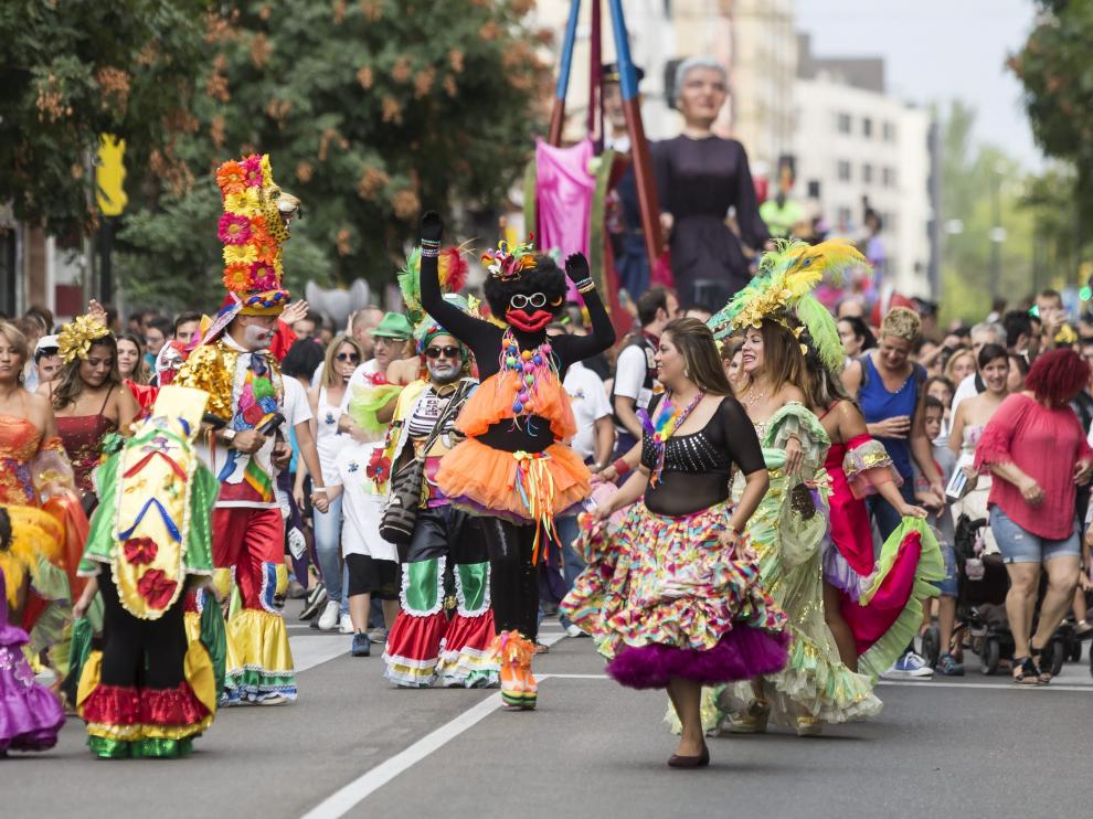 Personas ataviadas con los trajes típicos del carnaval de Barranquilla en la cabalgata ayer.