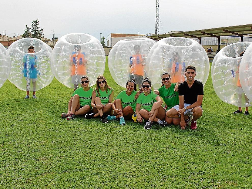 Un grupo de participantes en el torneo de fútbol burbuja.