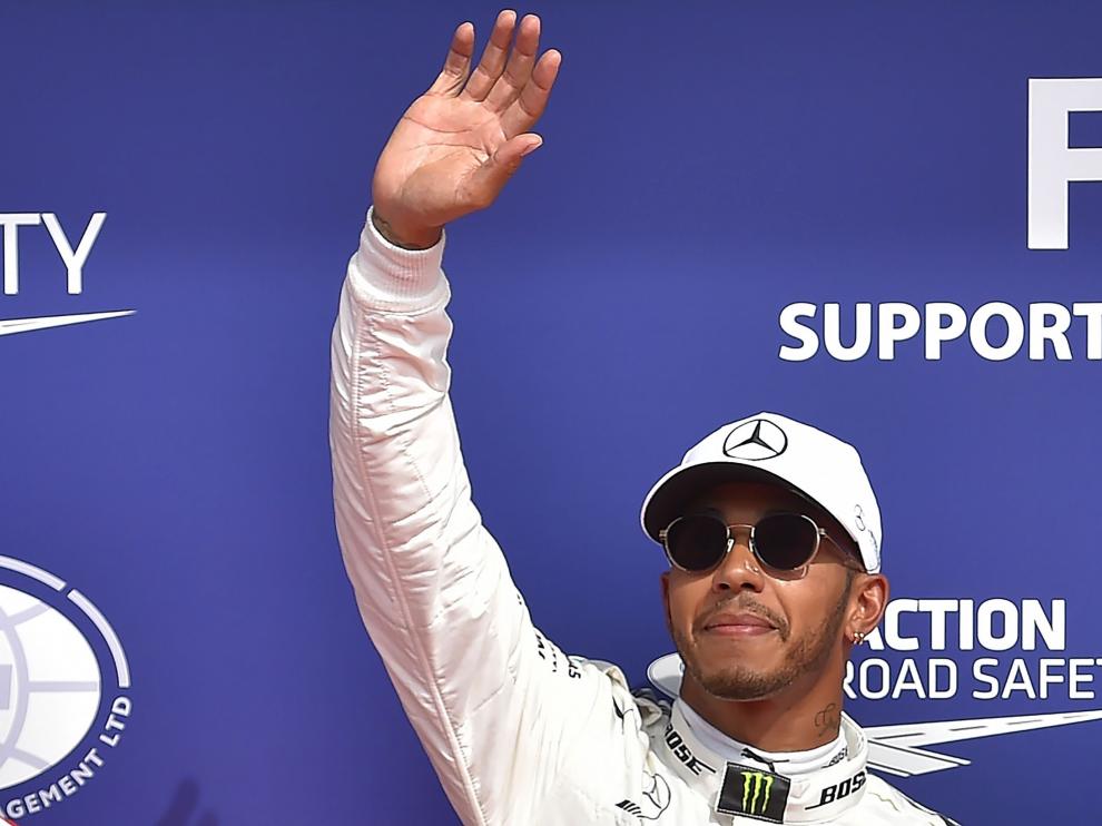 Hamilton saluda desde el podio del circuito de Spa
