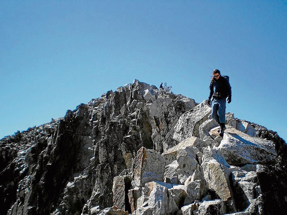 Un montañero en el paso de Mahoma, de regreso de la cima del Aneto.