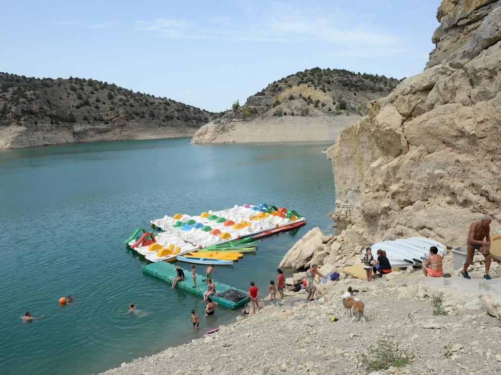 Un grupo de bañistas, en el pantano del Arquillo, convertido en su mayor parte en un secarral.