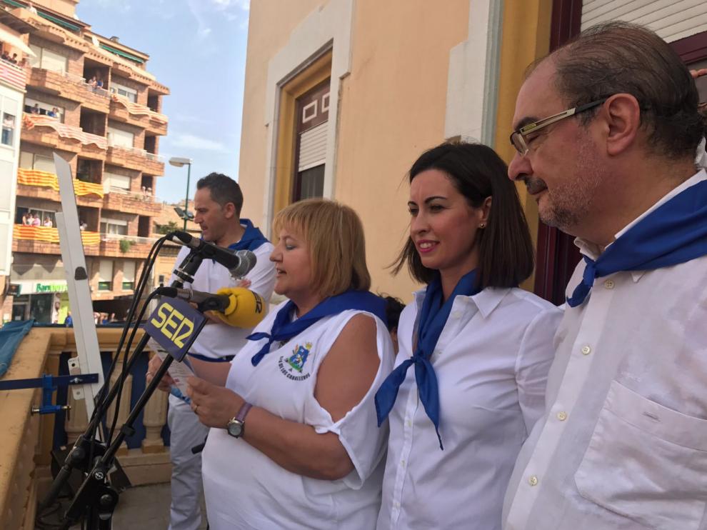 Ana Gracia lee el pregón junto a la alcaldesa, Teresa Ladrero, y el presidente aragonés, Javier Lambán.