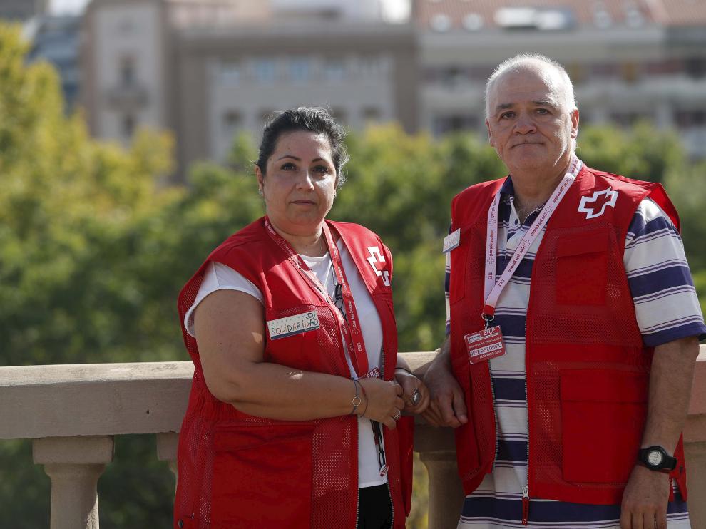 María Eugenia Trujillo y Fernando Juan, voluntarios del ERIE de la Cruz Roja en Zaragoza.