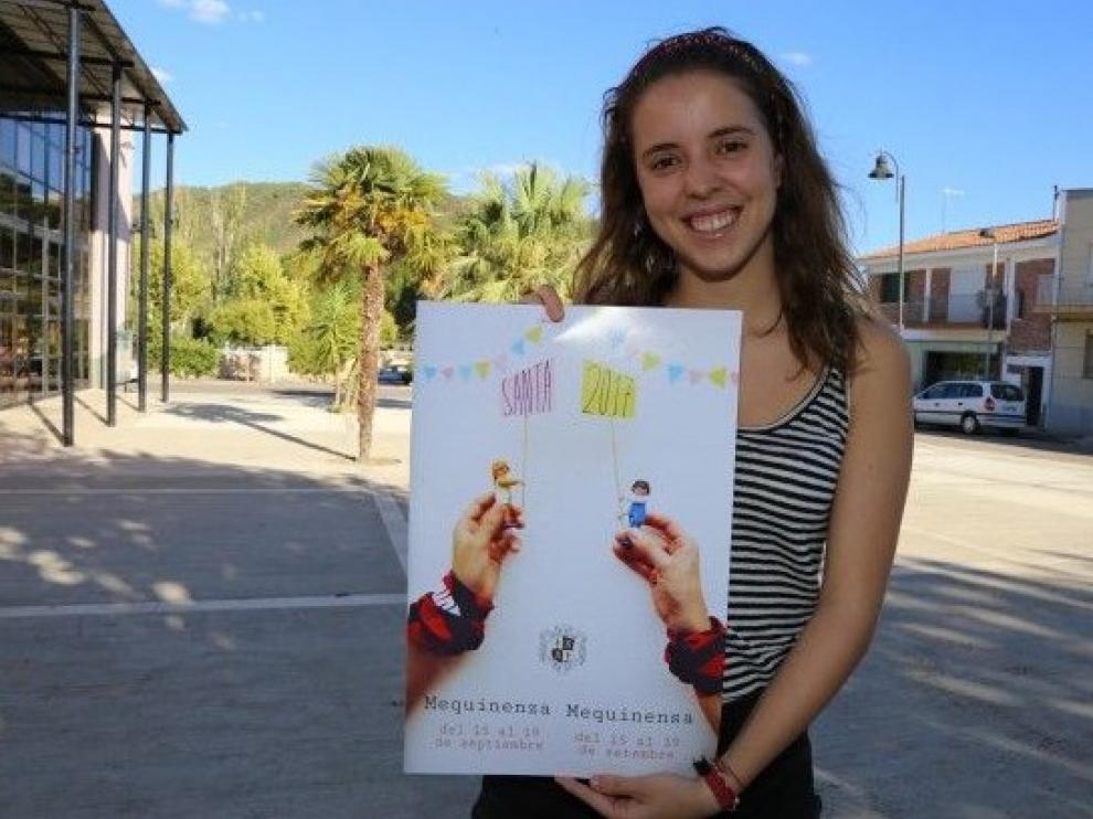 Cartel anunciador de las fiestas de Mequinenza junto a su ilustradora, Mar Aguilar.