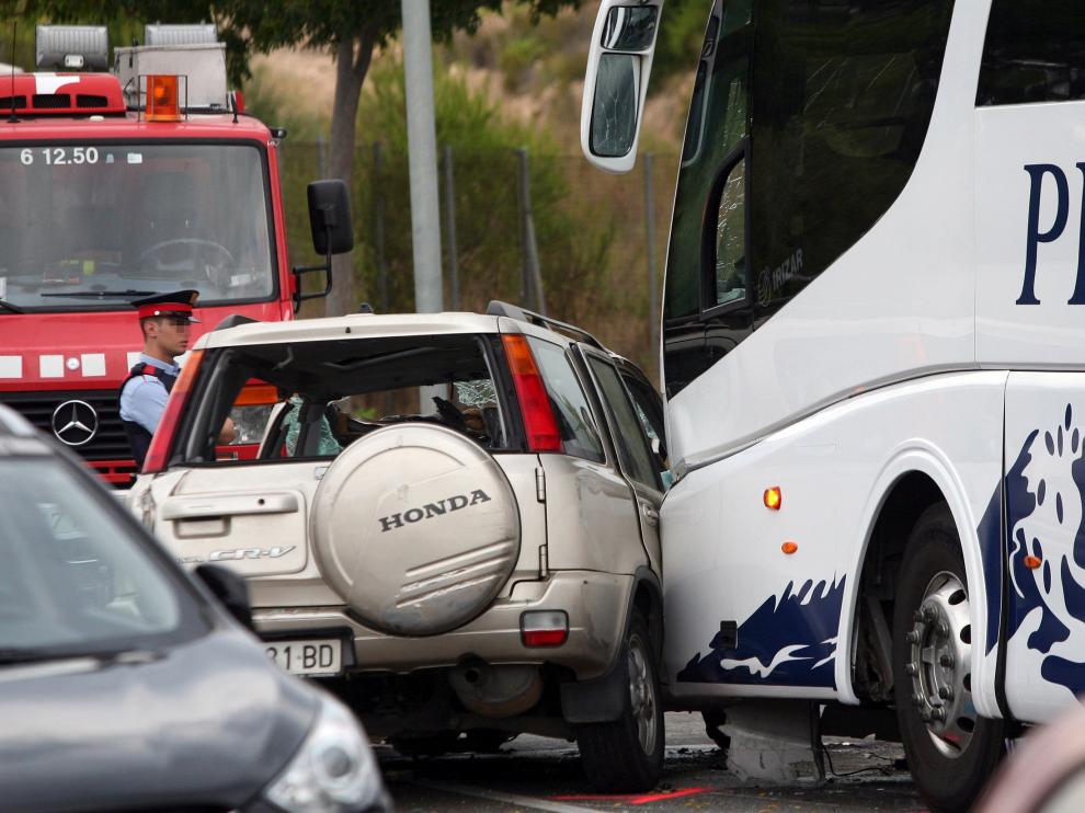 El accidente se produjo a las 16.30, cuando el todoterreno, conducido por una persona de 83 años intentó esquivar un vehículo aparcado cuyo ocupante tenía la puerta abierta.