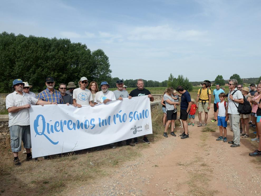 Concentración reivindicativa en el paraje del Babor, junto al cauce del río Mijares.