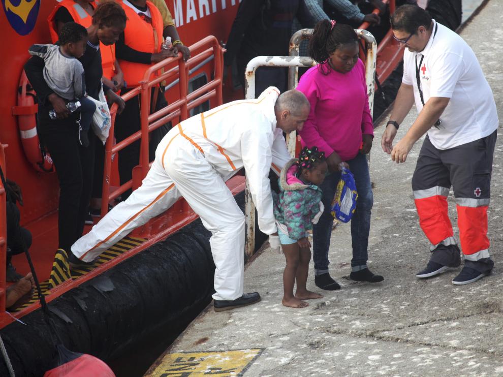 Evacuación de los inmigrantes en el puerto de Tarifa.