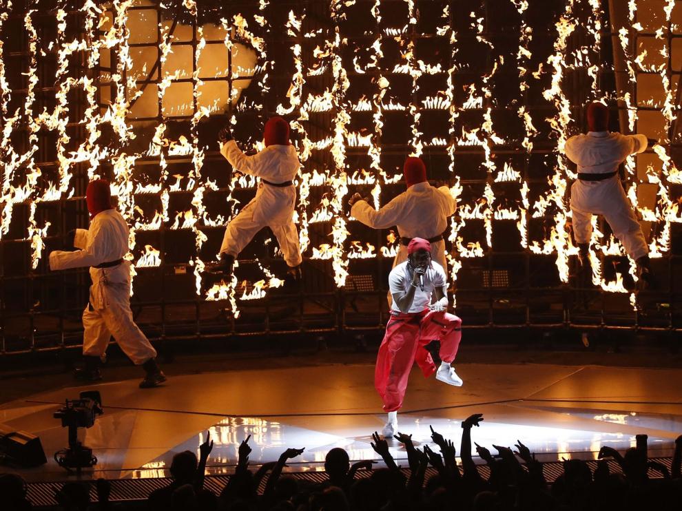 La gala comenzó con Kendrick Lamar incendiando literalmente el escenario.