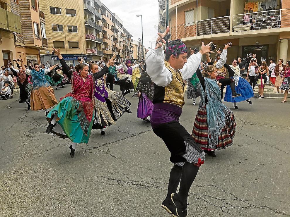 Durante casi una hora los grupos de jota animaron la procesión por las calles del municipio.