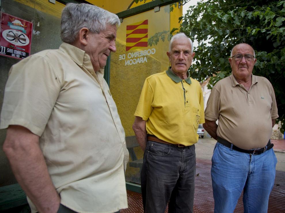 José María, Herminio y Ángel, vecinos de Atea y quintos de José Luzón, uno de los fallecidos en el trágico accidente de Salou.