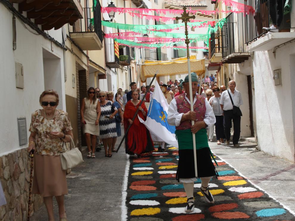A las dos de la tarde, la procesión del Santísimo Entierro desfiló por encima de las alfombras.