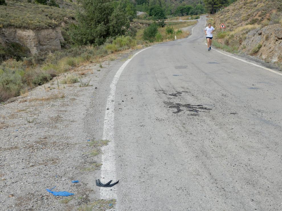 El rayo que alcanzó al ciclista levantó y chamuscó el pavimento de la carretera en el lugar del impacto.