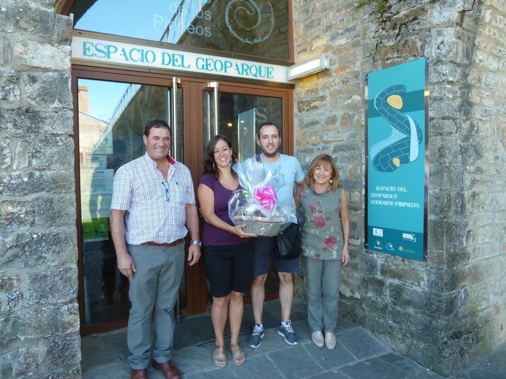 El visitante número 100.000 del Geoparque Sobrarbe.Pirineos recibió un lote de productos de la comarca.