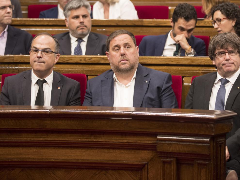 El presidente de la Generalitat, Carles Puigdemont (d), su vicepresidente, Oriol Junqueras (c), y el conseller de Presidencia, Jordi Turull