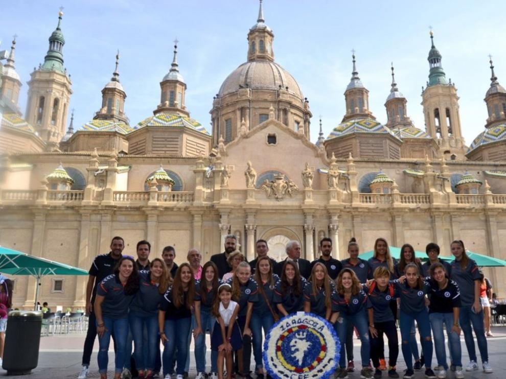 Las jugadoras del Zaragoza CFF con la Basílica del Pilar de fondo.
