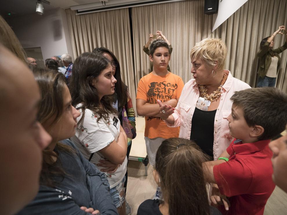 La directora de 'La Partida de Diego', Marian Pueo, da indicaciones a los más pequeños.