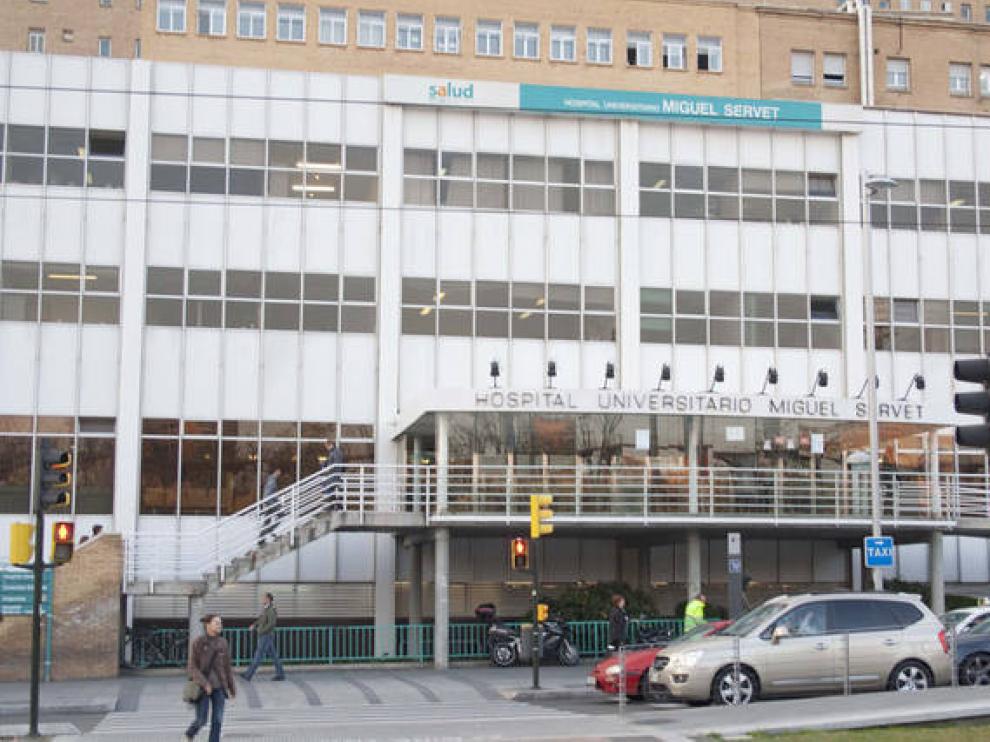 Fachada del Hospital Miguel Servet, donde se encuentra la zaragozana herida en Cambrils.
