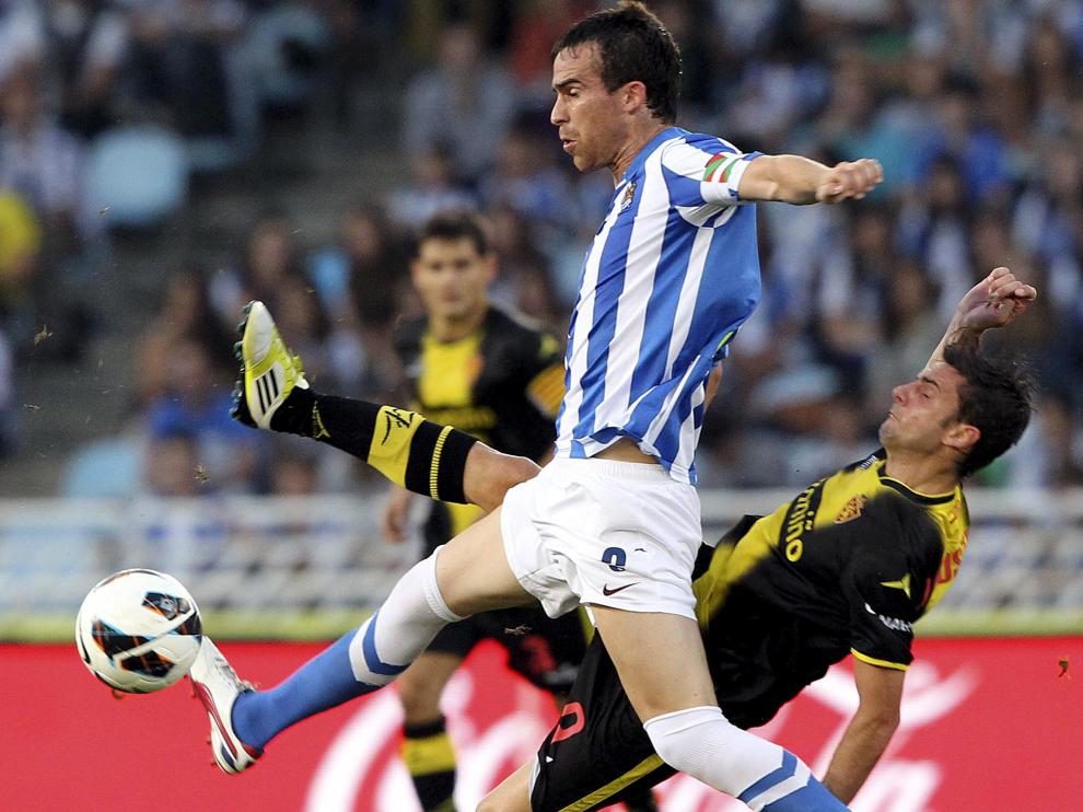 Mikel González disputa un balón con Hélder Postiga, en un partido contra el Real Zaragoza