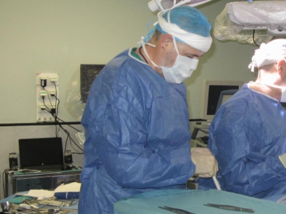 Los doctores Juan Luis Blas y Elena Gonzalvo en la operación.