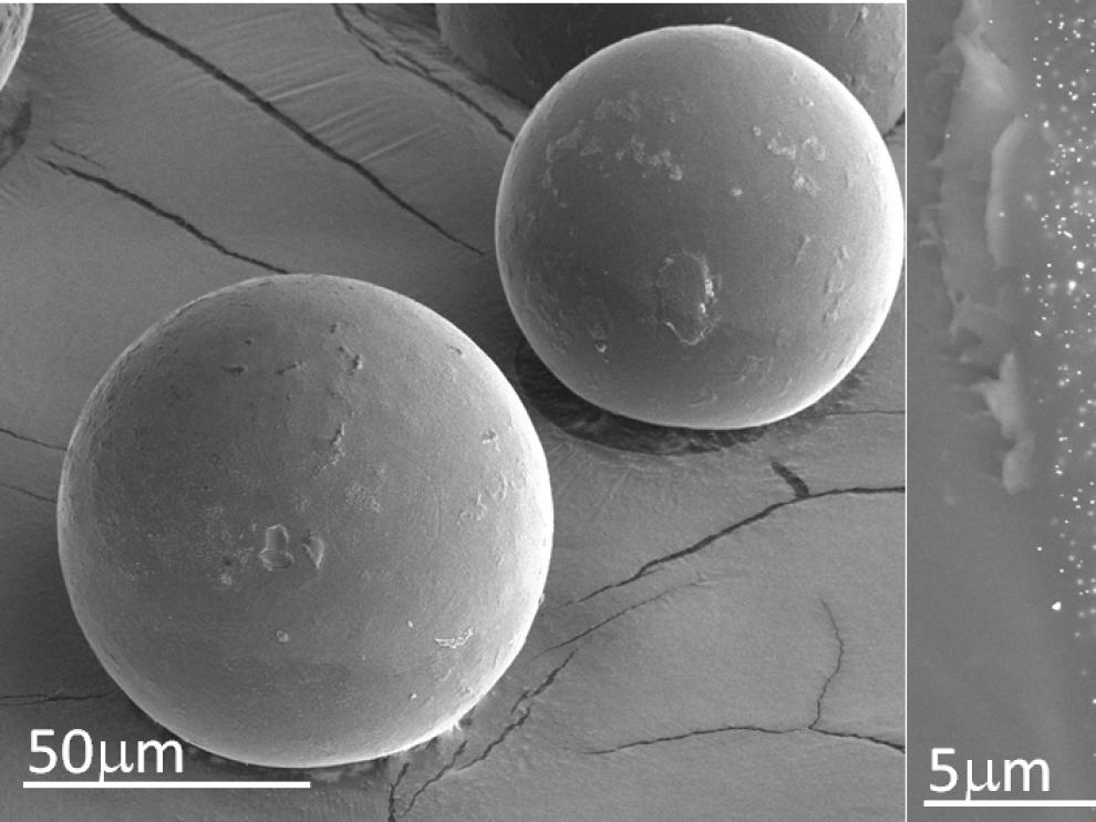 Vista de una de las microcápsulas de resina en la que se encuentran protegidas las nanopartículas de oro (que se ven como puntos brillantes en la ampliación de la foto derecha).
