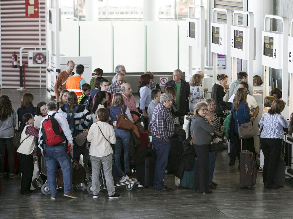 Filas de viajeros esperando en el aeropuerto de Zaragoza.