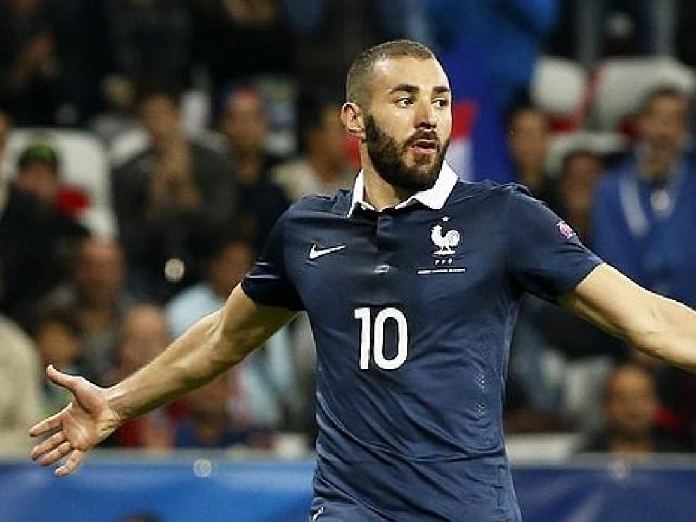 Benzema celebra un gol con la selección francesa.