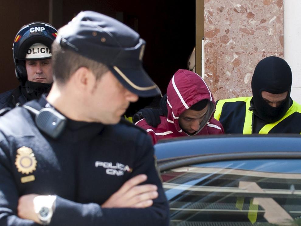 Foto de la detención de un joven en Zaragoza en 2013, por su relación con el Yihadismo.