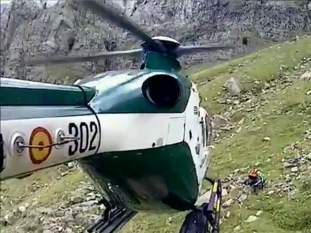 Los componentes del equipo de especialistas fueron transportados en helicóptero hasta la zona en la que se encontraban los montañeros.