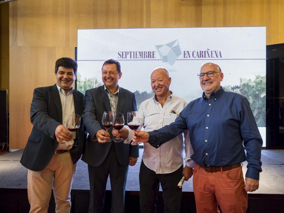 El presidente de la Denominación de Origen Cariñena, Ignacio Casamitjana segundo por la izquierda brinda con sus predecesores Antonio Ubide, Félix Báguena y José Luis Mainar, ayer en la presentación de la nueva campaña del Vino de las Piedras.