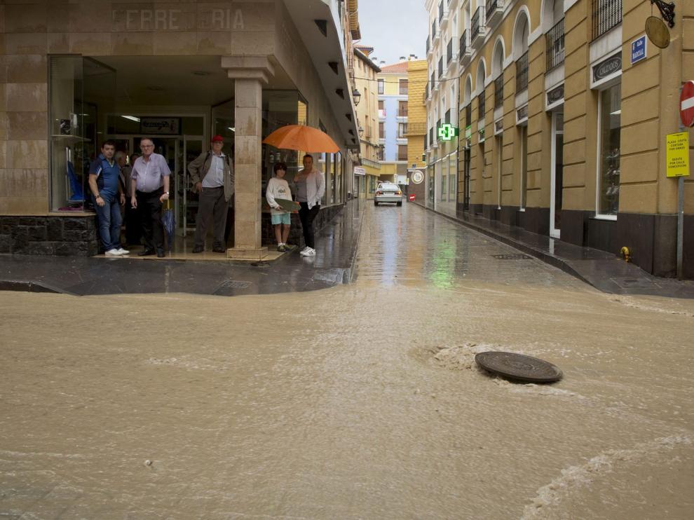 Fuertes trombas de agua inundan calles y locales en Borja, Calatayud y Brea