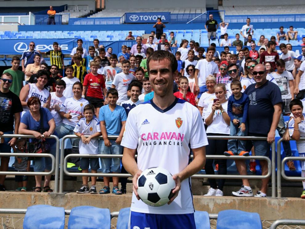 Mikel González, con la camiseta del Real Zaragoza