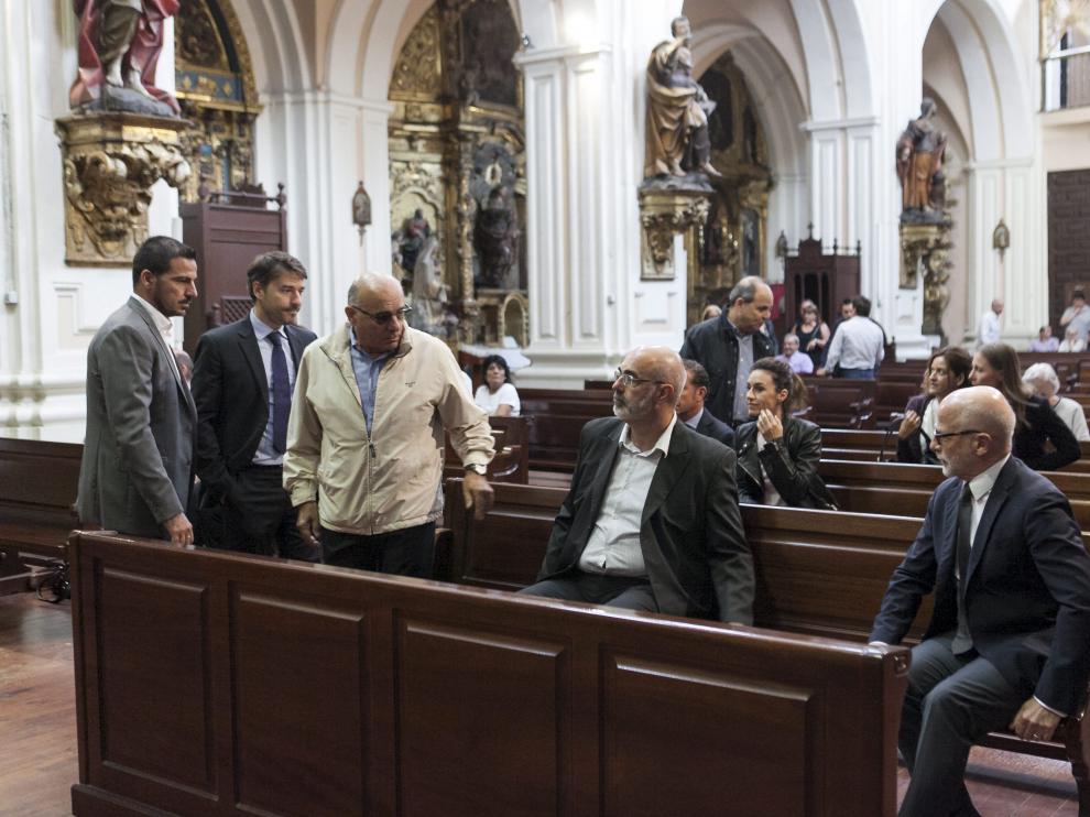 Directivos de la empresa, en la primera fila, y los trabajadores, ayer en la iglesia de San Felipe.