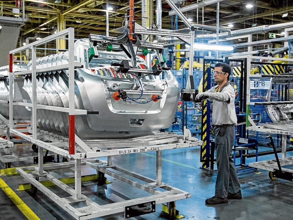 Un operario trabaja en las instalaciones de la planta de Opel Figueruelas, en mayo de 2015.