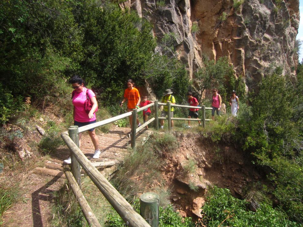 Un grupo de excursionistas recorre el fondo de la Foz de Salinas.