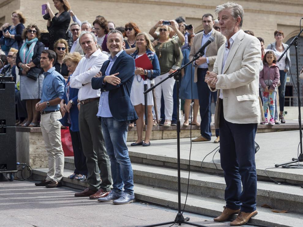 Último acto. Pedro Santisteve tuvo ayer su último acto oficial, antes de iniciar hoy su viaje por Centroamérica, en el desfile inaugural del Encuentro Internacional de Folklore Ciudad de Zaragoza. Los grupos de la oposición criticaron que el alcalde se ausente en la vuelta del curso político, cuando se deben negociar las ordenanzas fiscales.
