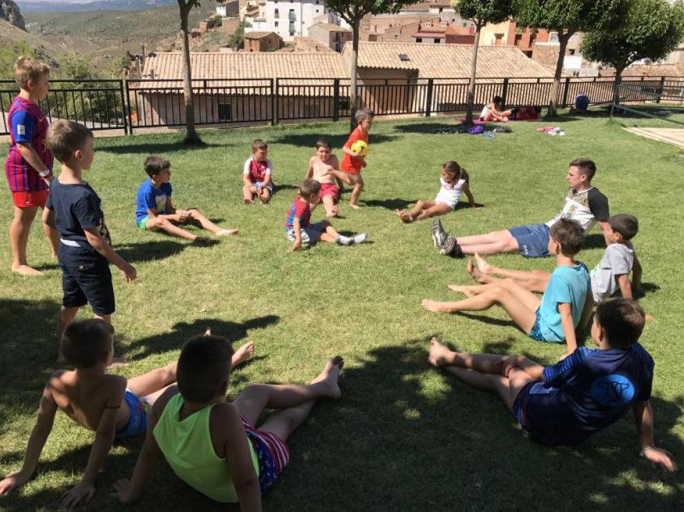 Niños participando en actividades de la ludoteca itinerante.