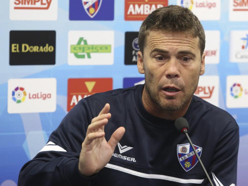El entrenador del conjunto oscense, en una rueda de prensa.