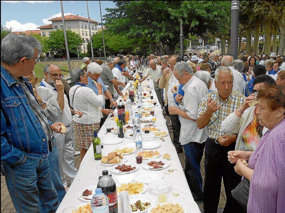 El vermú para la tercera edad se celebró ayer al aire libre en el parque de Pradiel de Tarazona.