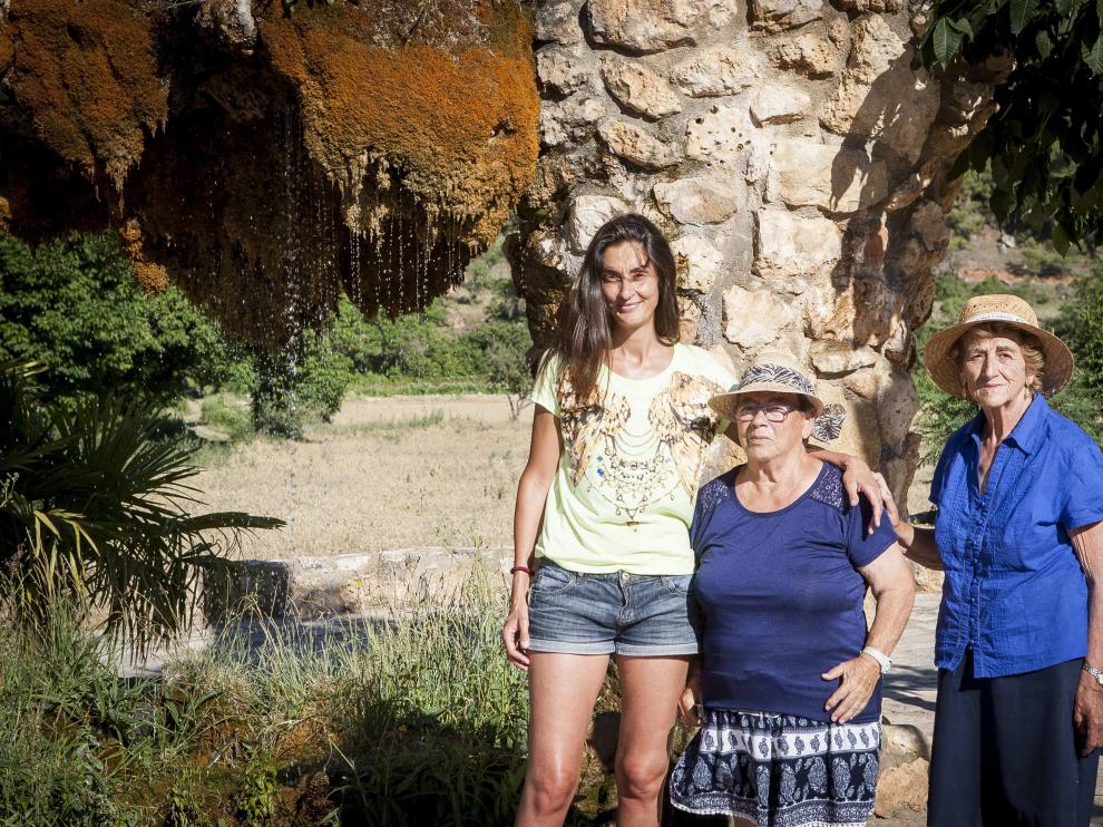 Rosa Fernández, responsable turística de Anento, junto a sus vecinas Felisa Ruiz y Esperanza Laclaustra.