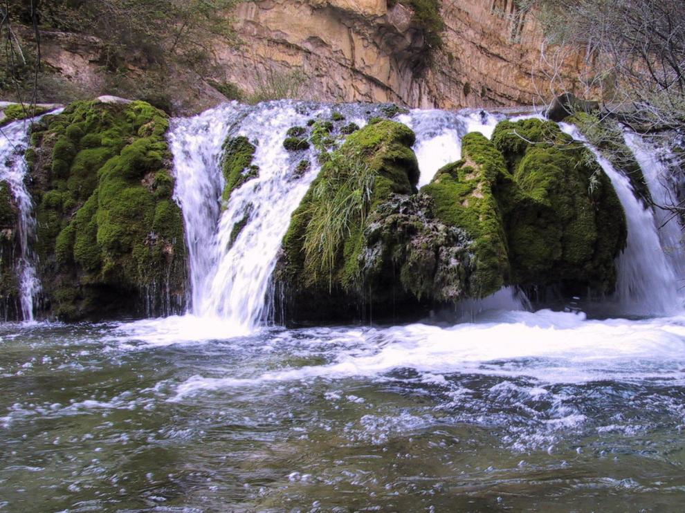 Nacimiento del Pitarque, punto culminante del sendero que recorre sus orillas.